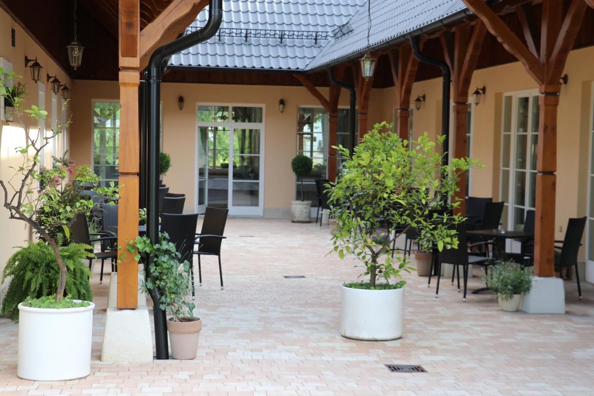 Pivnice ve Dvorci - Jítravský Dvorec Rynoltice Exterior foto